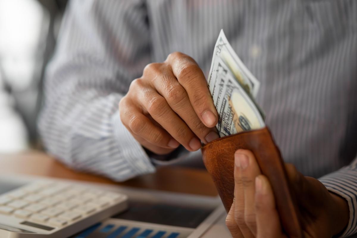 Dear Abby: Friend Owes $4,200 and Ignores the Lender
